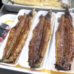 ピークを迎えているウナギのかば焼き作り=岡山県津山市で