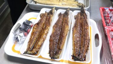 ピークを迎えているウナギのかば焼き作り=岡山県津山市で