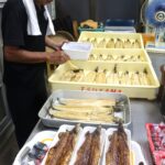 ピークを迎えているウナギのかば焼き作り=岡山県津山市で