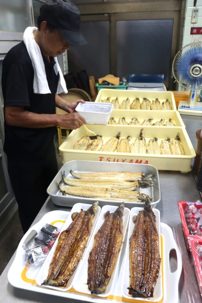 ピークを迎えているウナギのかば焼き作り=岡山県津山市で