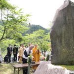 「山中一揆義民之碑」の前で行われた法要