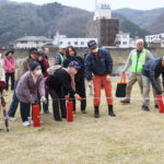 水消火器で訓練する参加者＝岡山県津山市で
