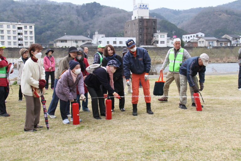 水消火器で訓練する参加者＝岡山県津山市で