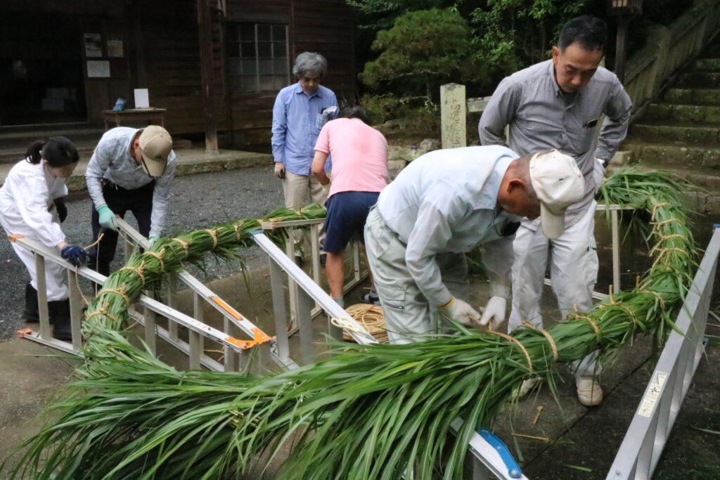 夏越祭の茅の輪をこしらえる氏子ら