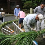 夏越祭の茅の輪をこしらえる氏子ら