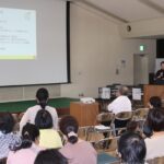 講演に熱心に耳を傾ける参加者=岡山県津山市で