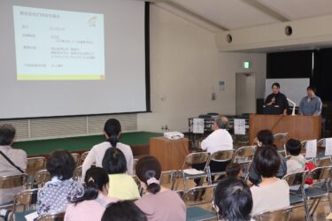 講演に熱心に耳を傾ける参加者=岡山県津山市で