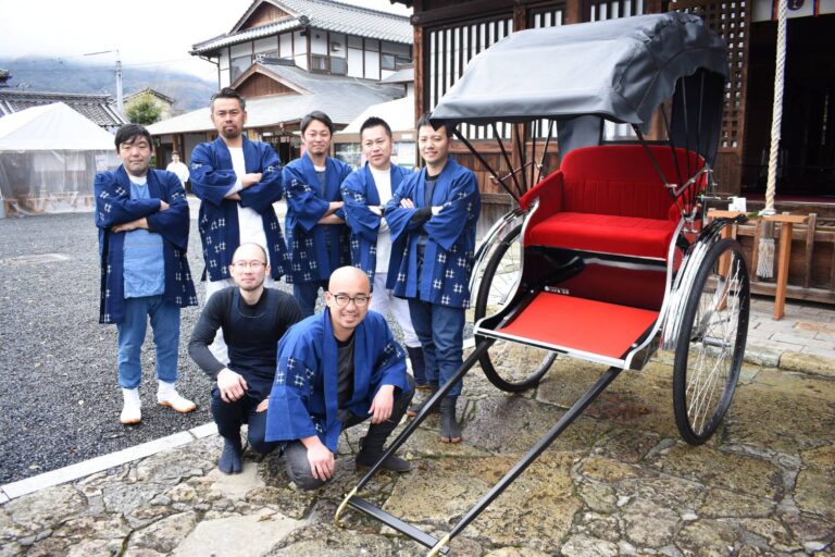 多くの支援で購入が実現した人力車と、「城西人力車隊」のメンバー=岡山県津山市で