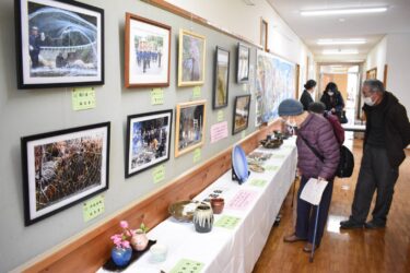住民の力作が一堂に並んだ文化祭=岡山県鏡野町で