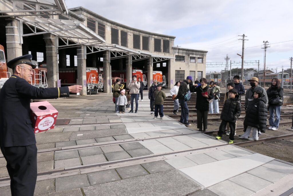 抽選結果を待つ参加者たち