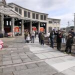 抽選結果を待つ参加者たち