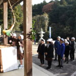 地域学習の一環で神社を参拝する6年生