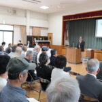 あいさつする髙山康晴会長