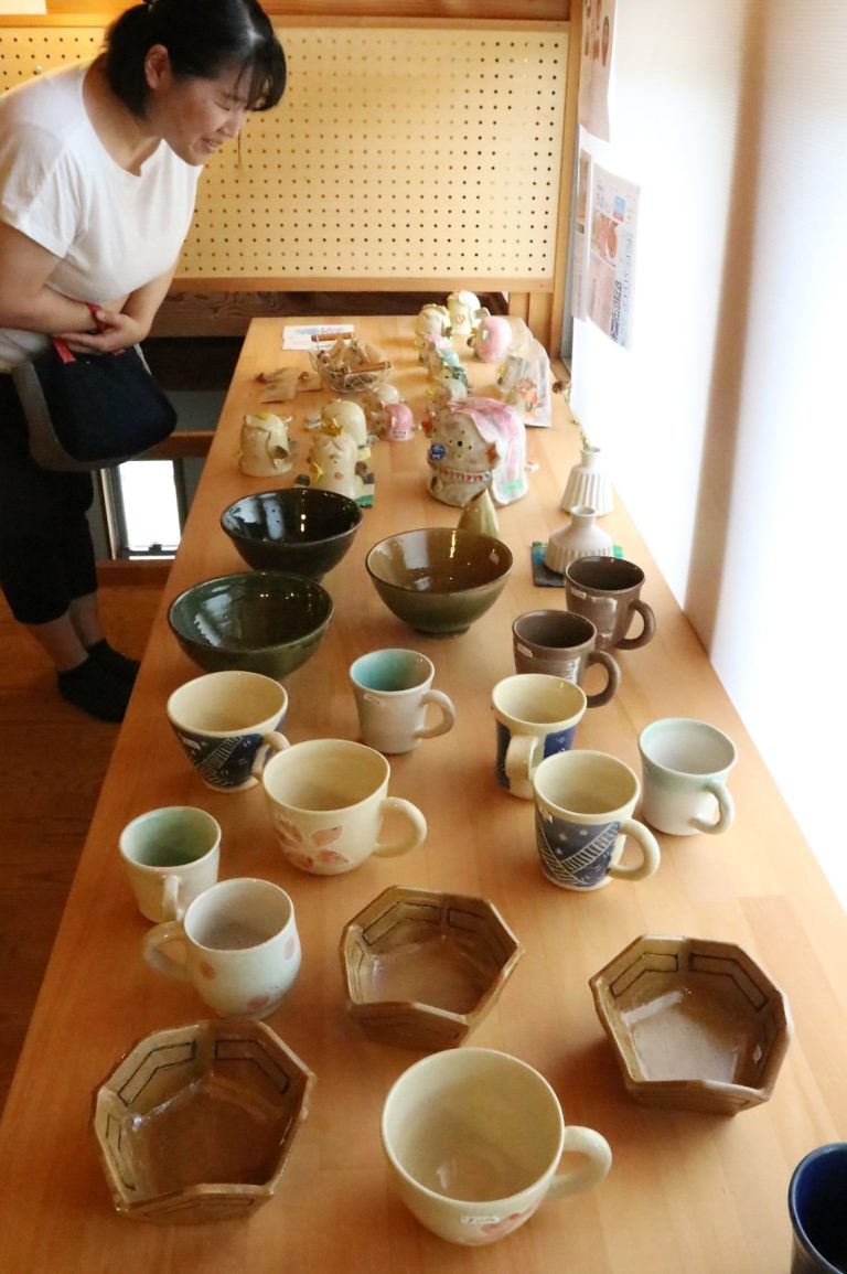 奈義町高円のそばカフェで、美作市湯郷の「とおと窯」による新作展