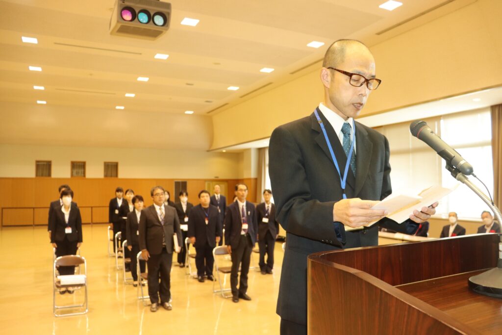 謝辞を述べる修了生代表