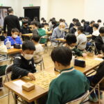 熟考しながら新春の将棋を楽しむ参加者=岡山県津山市で