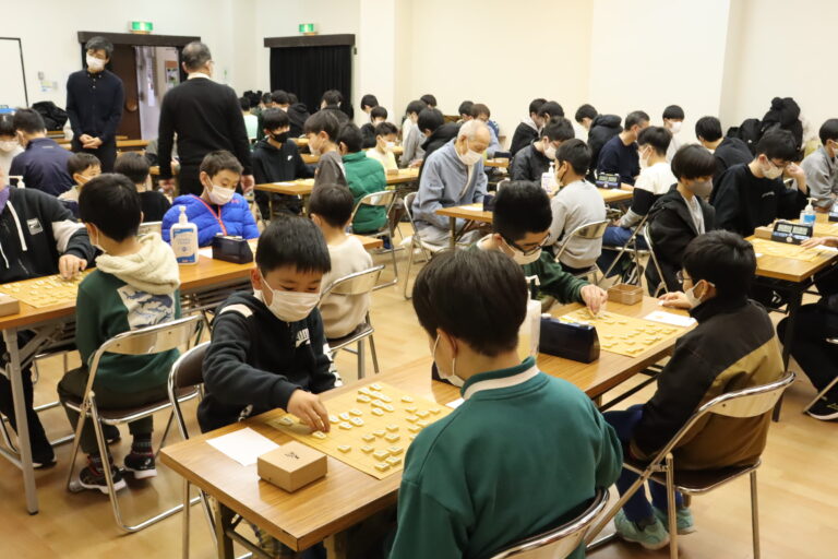 熟考しながら新春の将棋を楽しむ参加者=岡山県津山市で