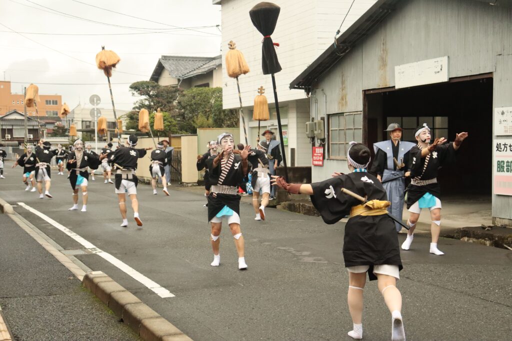 毛やりを空中に投げる奴役