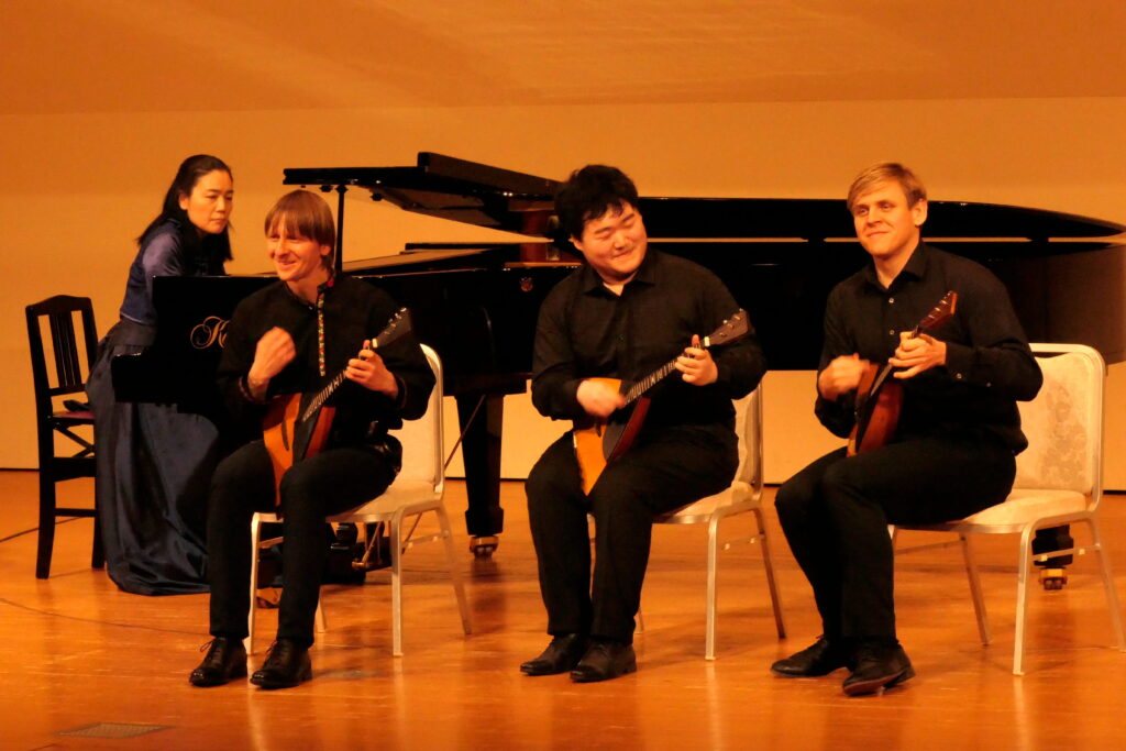 ナウモフさん（左）、于さん（中央）、アーサーさんによるバラライカの演奏