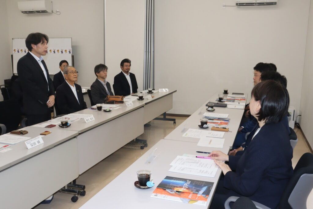 調印式であいさつする桐生学長