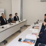 調印式であいさつする桐生学長