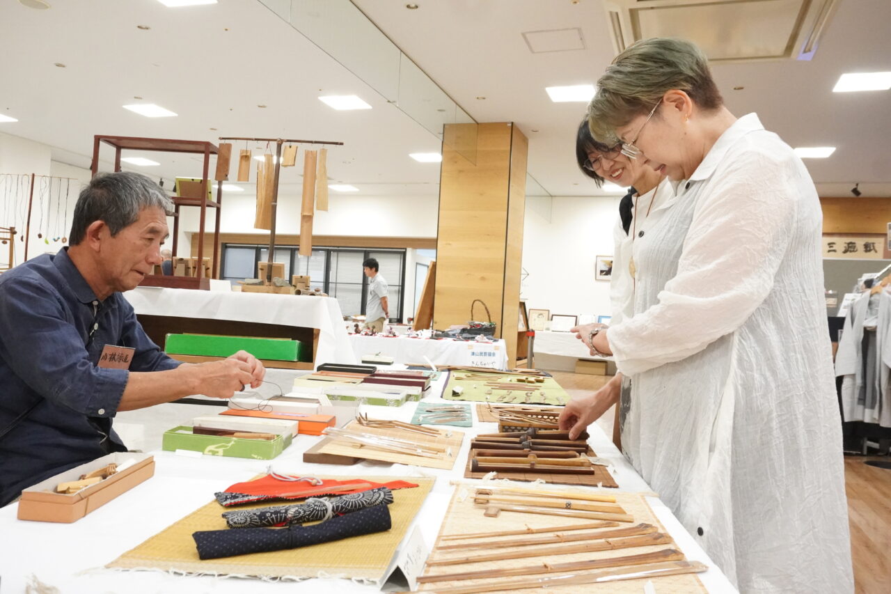 多彩な工芸品に見入る来場者=岡山県津山市で