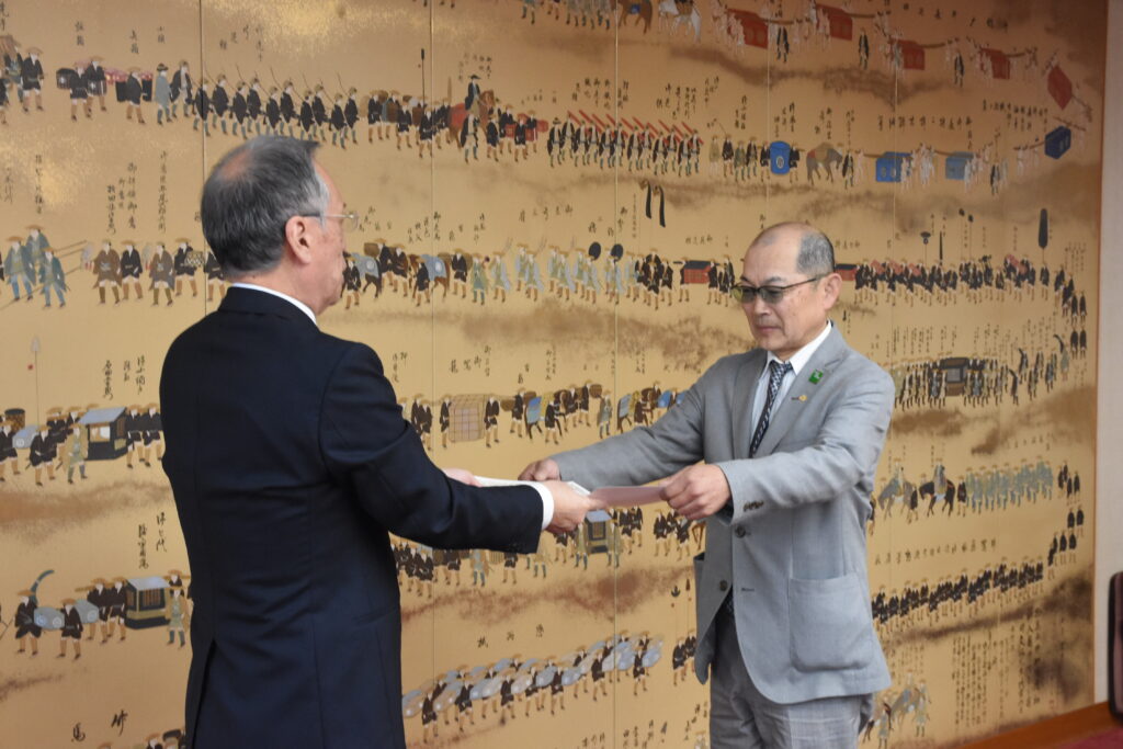 谷口市長から感謝状を受け取る岸部会長