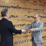 谷口市長から感謝状を受け取る岸部会長