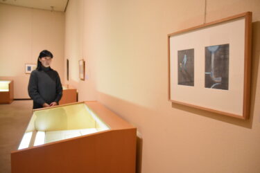 木版画家・坂手江美さんが彫りおろした新作木版画=岡山県勝央町で