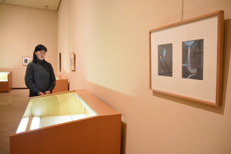 木版画家・坂手江美さんが彫りおろした新作木版画=岡山県勝央町で