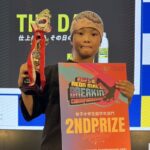 準優勝のトロフィーを手にする山﨑さん