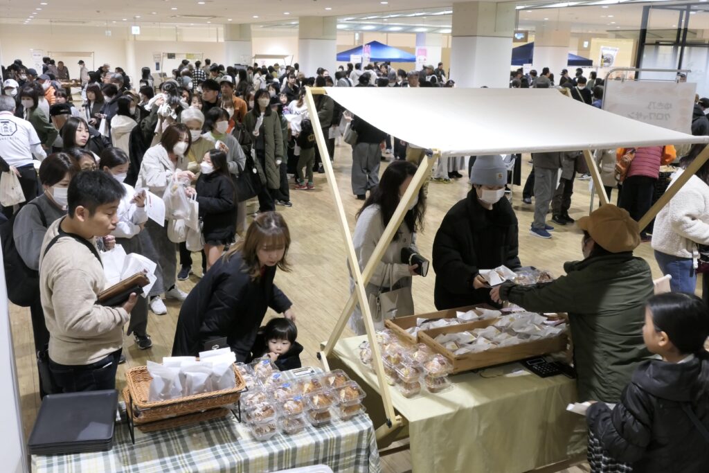 各ベーカリー自慢の品を買い求める人でにぎわう会場
