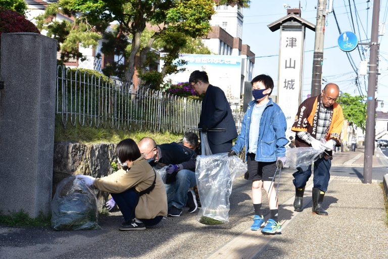 清掃活動を行う津山ホルモンうどん研究会のメンバー