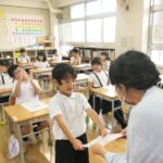 通知表を受け取る1年生の児童＝岡山県津山市、南小で