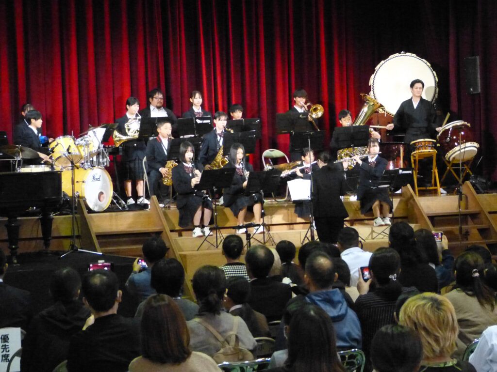 坂本さんと久米中学校吹奏楽部のオープニング演奏