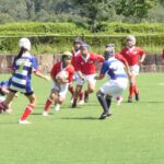 ボールを抱えて駆け抜ける選手