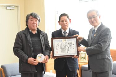 太田市長（右）に受賞報告する稲田代表（中央）ら=岡山県真庭市で