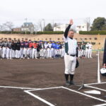 宣誓する井汲監督＝岡山県津山市で