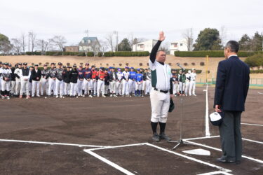 宣誓する井汲監督＝岡山県津山市で