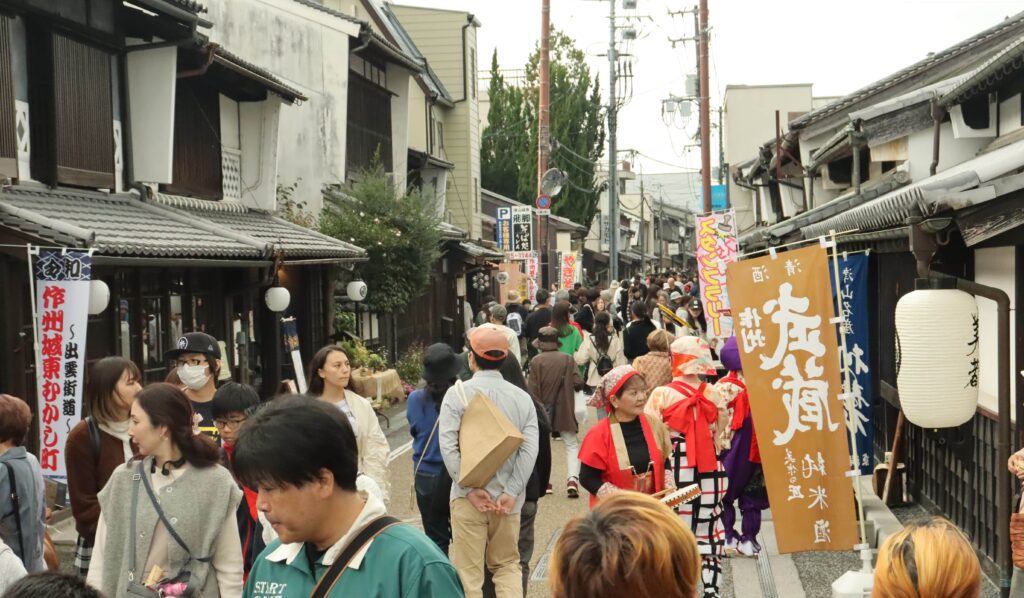 歩行者天国となりにぎわいを見せた城東重伝建地区
