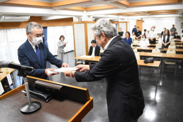 優秀店の標識を受け取る代表者（左）=岡山県津山市で