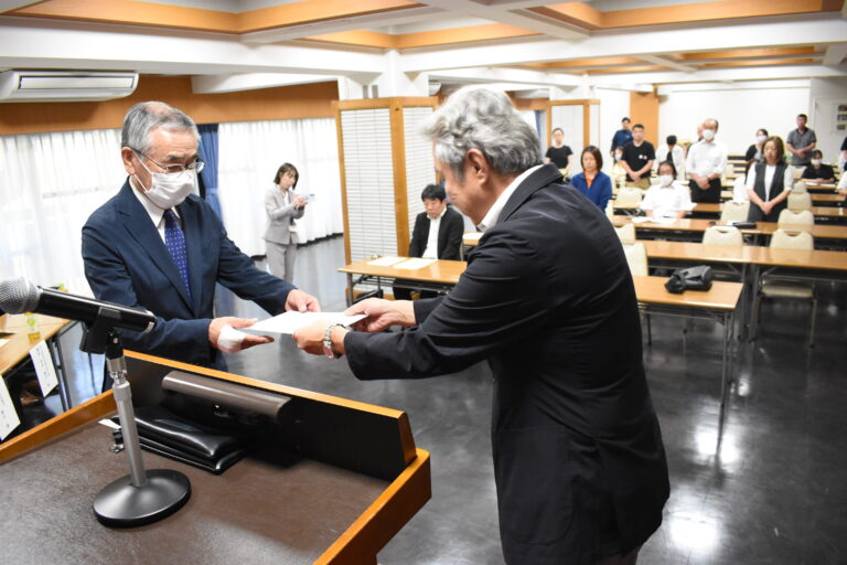 優秀店の標識を受け取る代表者（左）=岡山県津山市で