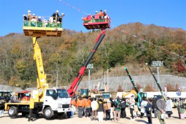 ”はたらくくるま”集合　子どもたち大喜び　高所作業車など搭乗体験も／岡山・美作市
