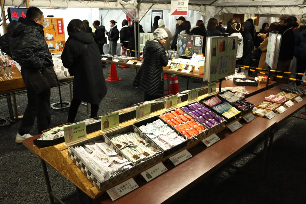 お守りなどを買い求める参拝者