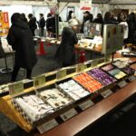 お守りなどを買い求める参拝者