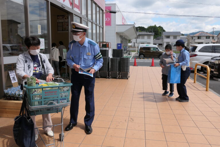 交通事故防止を呼びかける署員=岡山県津山市で