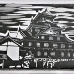 制作途中の岡山城の切り絵=岡山県津山市の加茂小学校で