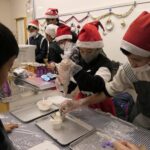 校内で開かれたカフェで手伝いをする児童たち