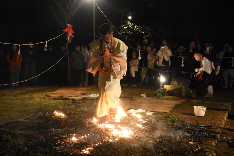 火床の上を渡る修験者=岡山県津山市で