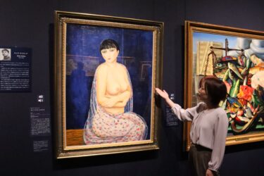 ベルトラッキ氏の贋作とみられる油彩を説明する担当者=岡山県鏡野町で